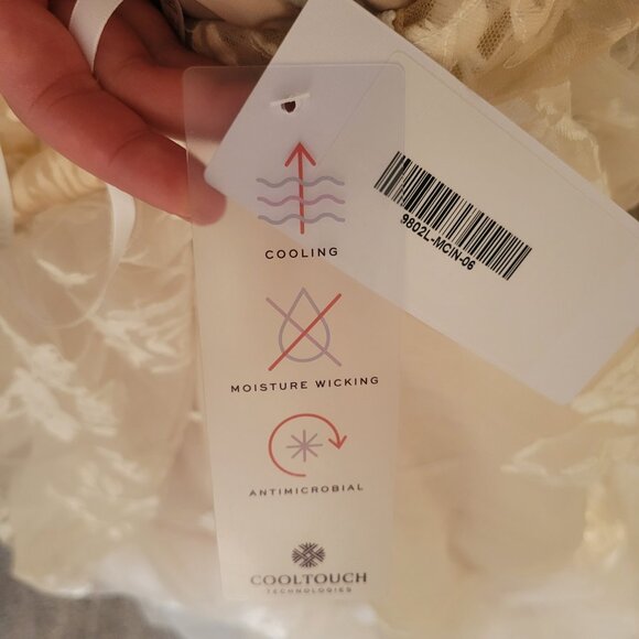 New Wedding Dress- Romantic lace and tulle A-line spaghetti strap Allure Bridals - Picture 11 of 13